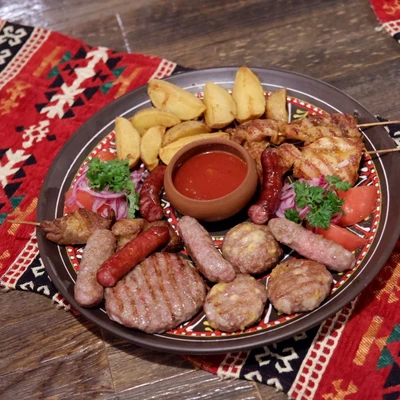 Мешано месо с гарниром на выбор